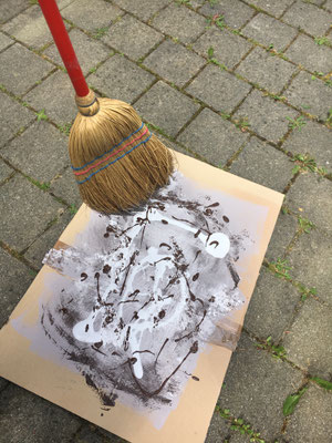 freimütige Farbpalette für grosses Malprojekt :-) Naja, der unbenutzte, alte Minibesen von Gian musste dafür hinhalten und kam somit also aufs Alter hin doch noch zum Einsatz ;-)