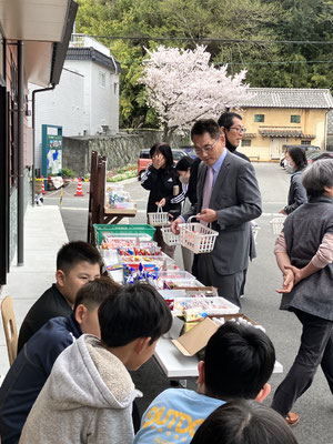 子ども店員「駄菓子屋さん」2024年4月1日～5日(4日目)05