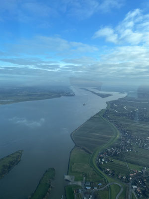 Die Elbe zwischen Stade und Buxtehude bei einem Elbe Rundflug