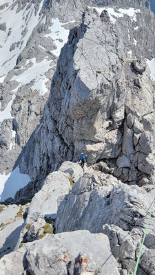 Blick zur Scharte und zum Ostgipfel nach der 5. Seillänge
