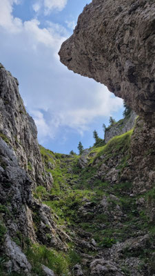 unter einer markanten Felsnase hindurch