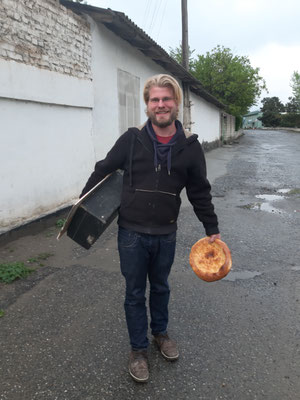 Bepackt mit Grammophon, Gemälde und Brot können wir endlich nach Hause gehen