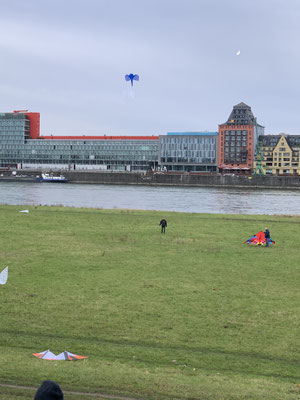 Einzelne Versuche bei den Windbedingungen zu fliegen, hauptsächlich von den  Merhleiner Piloten.