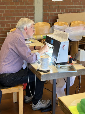 Gerd konzentriert bei der Arbeit