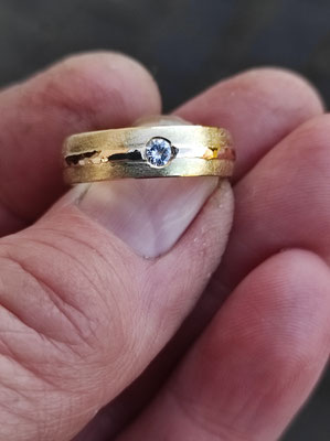 Der Streifen aus Rotgold und der Brillant sind aus einem alten Ring der verstorbenen Oma