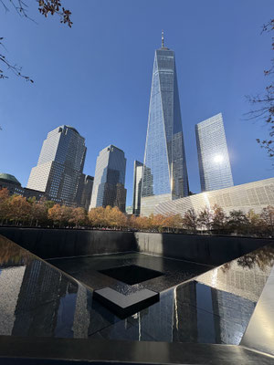 eines der Gedenkbecken mit dem One World Trade Center