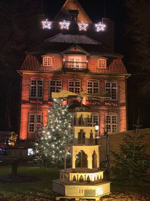 Vor dem Schloß in Cuxhaven ist es Weihnachtlich