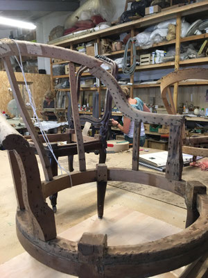 Avant - Chassis de fauteuil crapaud avant restauration Atelier Uzès 