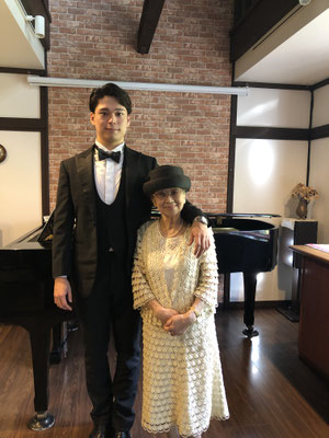 声楽の師であり祖母でもある青木恵美子先生（御年92歳）と
