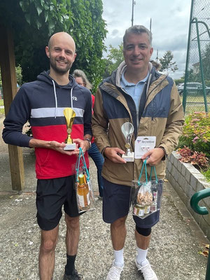 Vainqueur 4ème série hommes : Guillaume Fiala (g) finaliste Maxime Camus (d)