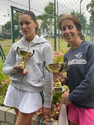 Vainqueur tournoi femmes : Heloise Mignot (d) finaliste Faustine Rembert (g)