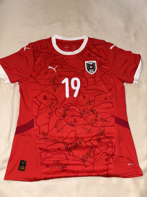 Signiertes Trikot von Verena Hanshaw, ÖFB Teamspielerin 