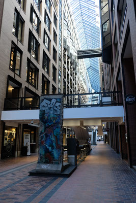 Square Victoria mit einem Stück Berliner Mauer