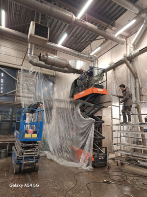 reiniging van de afzuiginstallatie in vollegang