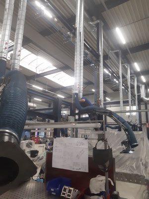 Lasafzuigarmen reinigen lasfabriek