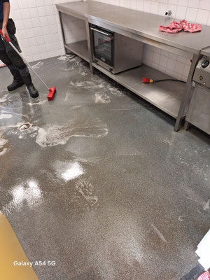 De vloer krijgt ook gelijk een diepte reiniging in de keuken