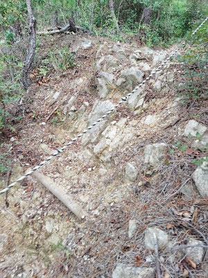 行者山登山路危険個所(岩が多く、急坂で階段間隔が大きい)