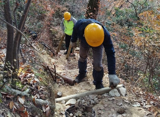活動地上辺登山路急坂で階段の追設