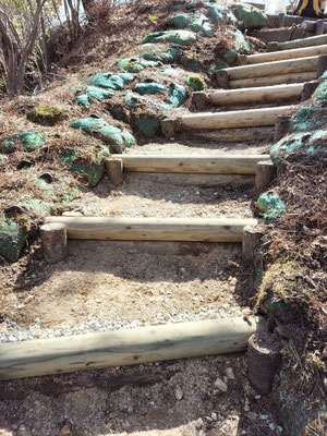 階段の全横木廻りの排水性無改善を目的に、砂利を敷設