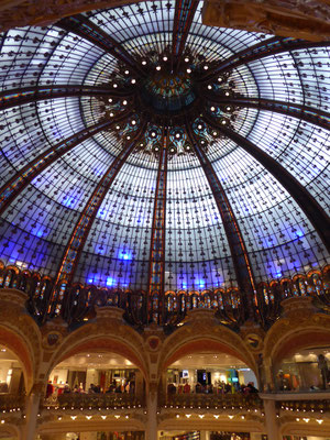 Galerie Lafayette Konsum-Krone, 2019. Fotoprint, limitierte Auflage von fünf Fotos, 30x40 cm © Christian Benz 