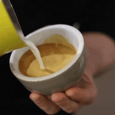Latte Art Herz gießen