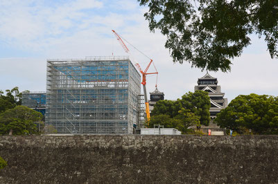 熊本城公園（二の丸広場）から．戌亥櫓に足場が組まれていました．