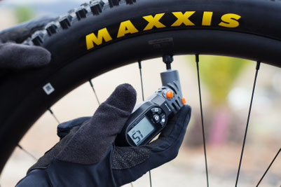 MAXXIS Reifen und Luftdruckprüfer