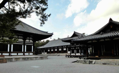 唐招提寺境内 左が金堂、奥が講堂、右が鼓楼と礼堂