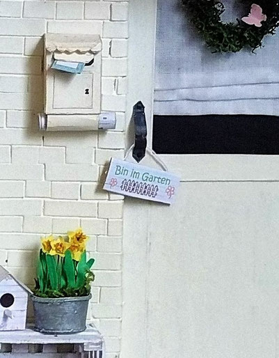 Miniatur-Briefkasten aus Papier