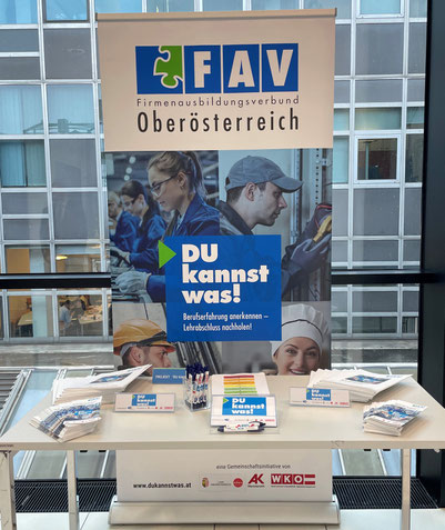 Promostand des FAV OÖ mit Roll-Up „Du kannst was“ und Giveaways zur beruflichen Bildung.