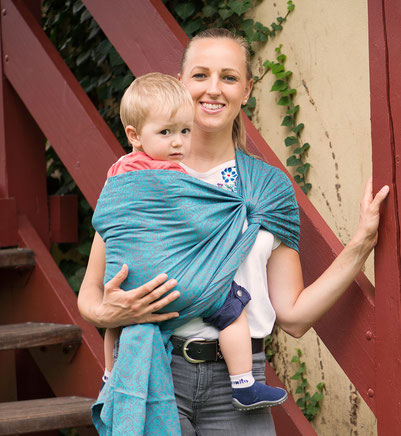 Huckepack Tendril wrap, hip seat with a toddler
