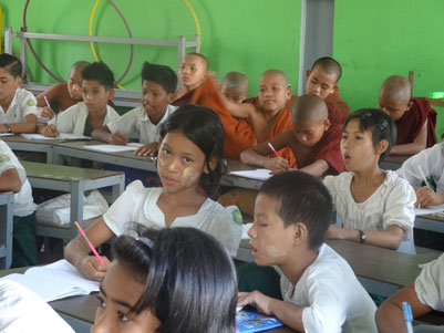 Classe d'AZM, où sont mélangés filles, garçons, moines et laïcs.