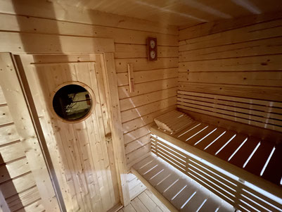 Die Sauna ist für max. 4 Pers. geeignet