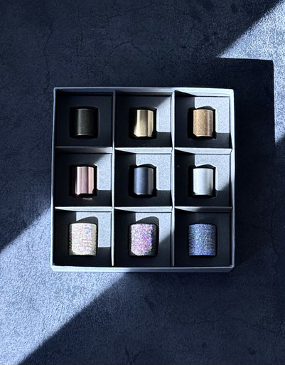 専用ボックスに香水キャップを収めた様子