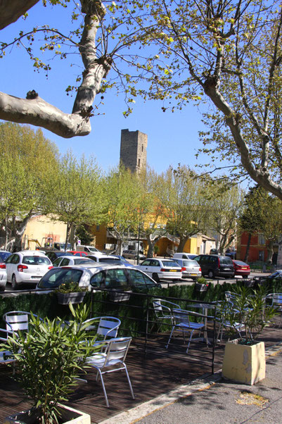 Bild: Blick auf den "La tour carrée des Carthagionois" in Roquemaure