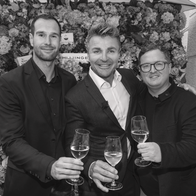 v.l.n.r.: Žiga Klakočar (Geschäftsführer Leo Hillinger Wineshop & Bar) und Leo Hillinger (Bio-Winzer), Laurenz Hoffmann