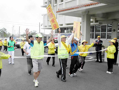 関係機関の長がアンカーを務めた=八重山署