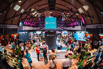 Blick in die Haupthalle mit Startup-Messe (Bild: Julian Huke Photography)