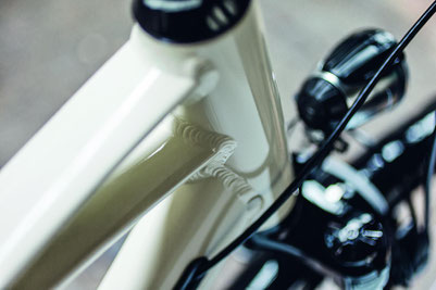 Zubehör, wie Helme, Schlösser, Sättel, Licht, Gepäckträger und vieles mehr für Trekking e-Bikes gibt es in der e-motion e-Bike Welt Hanau