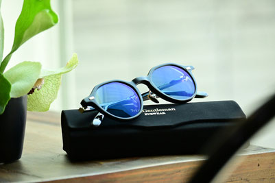 ◎フレーム：Mr.gentleman EYEWEAR／CARROLL　◎レンズ：TALEX／EASE BLUE