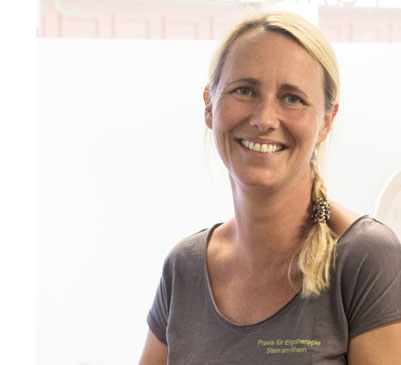 Julie Dehay Praxis Leitung und Gründerin der Ergotherapie-Praxis in Stein am Rhein & Berlingen, spezialisiert auf Handtherapie, Schienenherstellung, Neurologie, Orthopädie, Hausbesuche, mobile Therapie, Feinmotorikgruppe