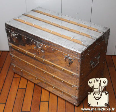  Louis Vuitton aluminum mail trunk Year: 1892  Particularity: Full aluminum   The incredible history of aluminum trunks dates back to a time when aluminum was a precious metal. Especially for shipments to Africa. Discover the restoration in our workshops 