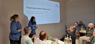 Rebecca Strege und Tamara Ayoub begrüßen die Teilnehmenden. Foto: Julia Flohr / NABU