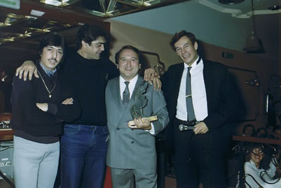 LOS CHICHOS CON FERNANDO ESTESO Y EL ACTOR TONY ISBERT DURANTE LA ENTREGA DE PREMIOS  EN LA SALA BOHEME - 1984