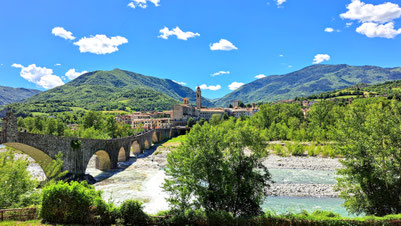 Steinbrücke und Flusslandschaft