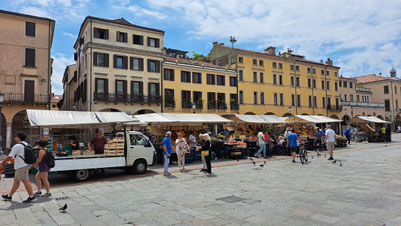 Platz, Marktstände und Leute