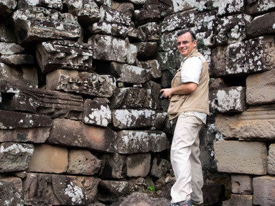 Patrick Kersalé au temple du Bayon, Cambodge.