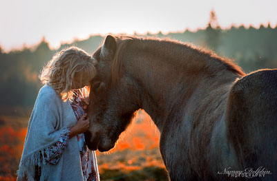 Medizinpferde EponaQuest, Linda Kohanov, Therapie mit Pferden