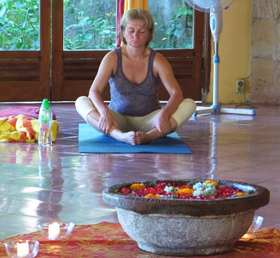 Meditation Michaela Hold München Yin Yoga Holistic Pulsing Ausbildung Kartenlegen Familienaufstellung
