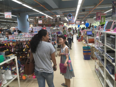 小3のKちゃん、街のお店で英語を使った初ショッピングに挑戦中!